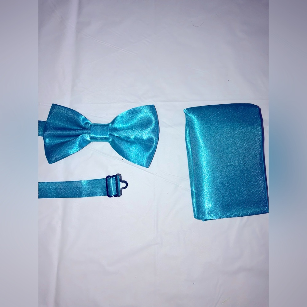 Pre-tied bow tie w/ pocket square